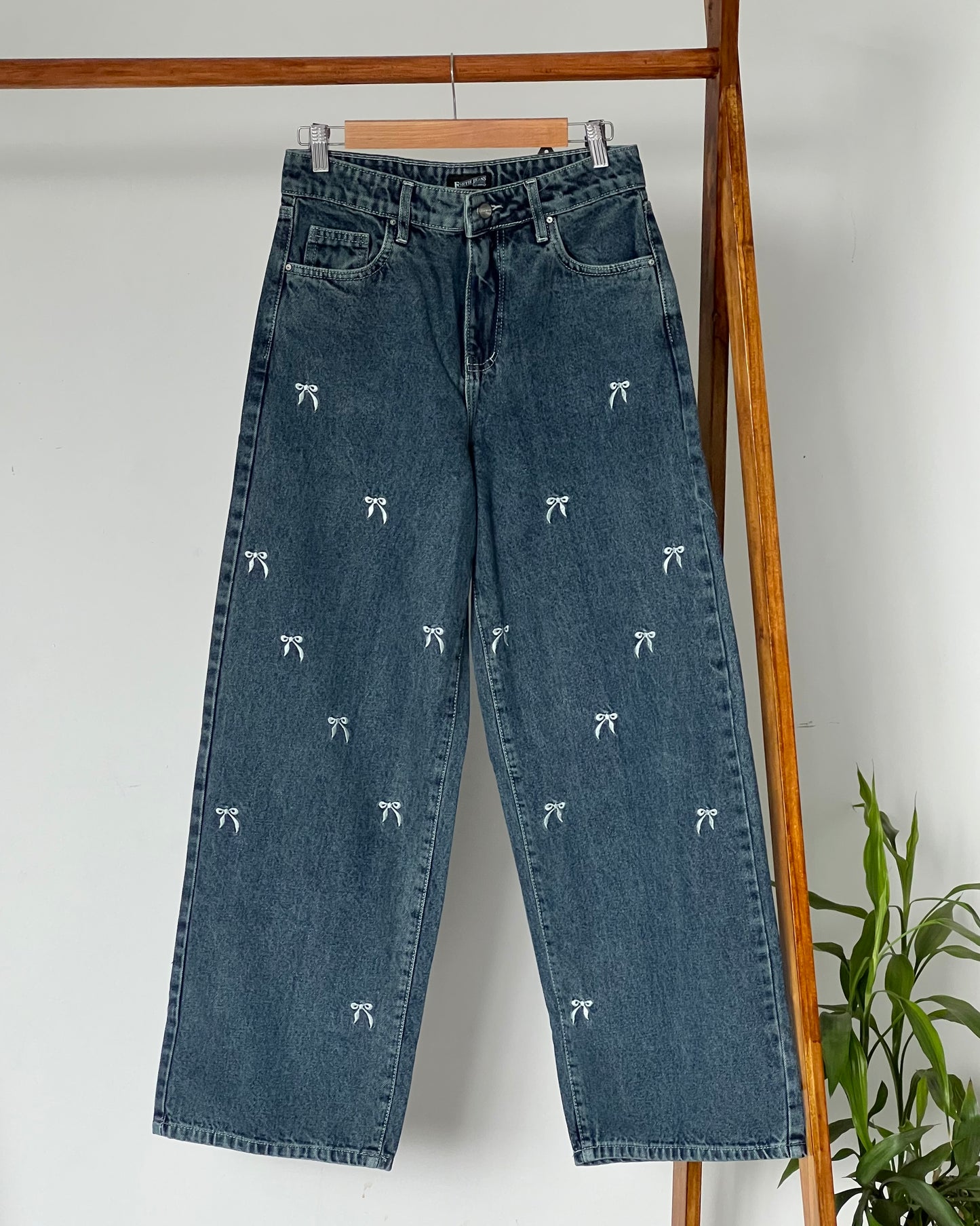 Light blue bow jean