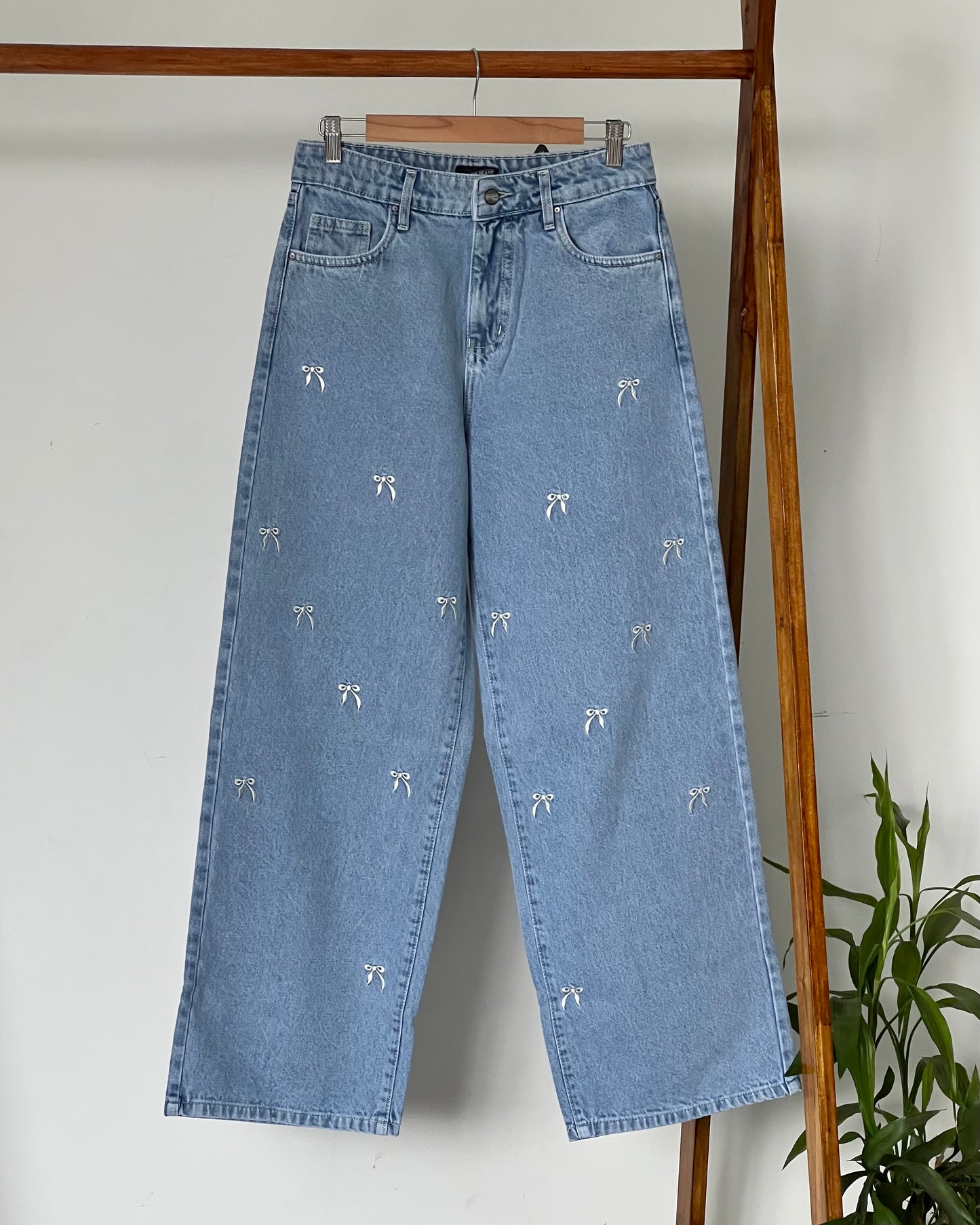 Light blue bow jean